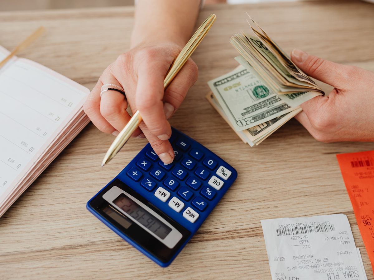 Quanto da renda pode ir para dívidas sem sufocar o orçamento
